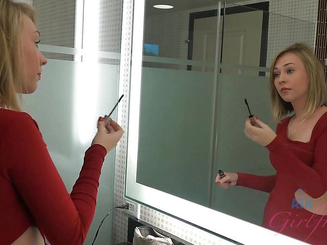 Bad girl Iggy Amore smoking and posing naked in a hotel room