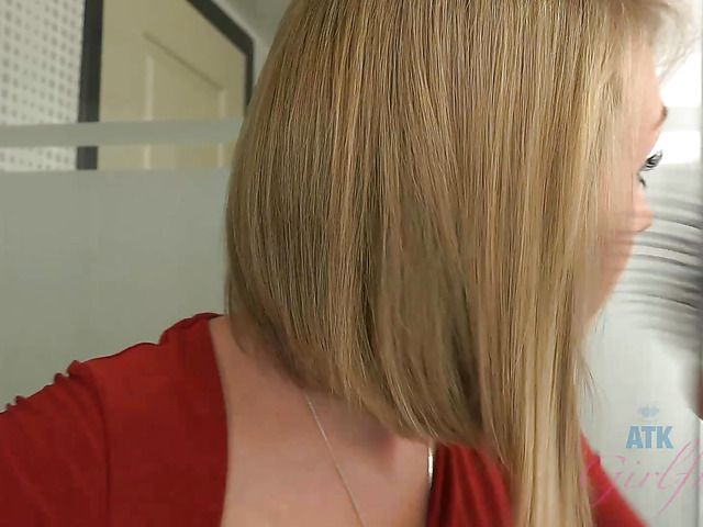 Bad girl Iggy Amore smoking and posing naked in a hotel room