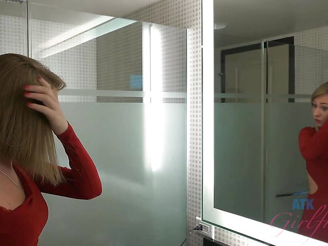 Bad girl Iggy Amore smoking and posing naked in a hotel room