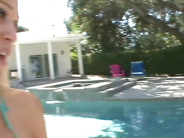 Sexy lesbian MILF seduces a bikini girl