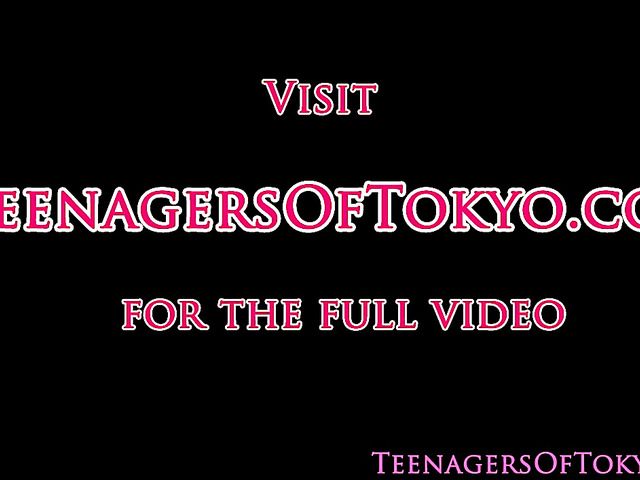 Young Japanese hottie kissing and fucking