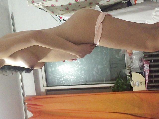 Pregnant Chinese amateur pulls off her panties