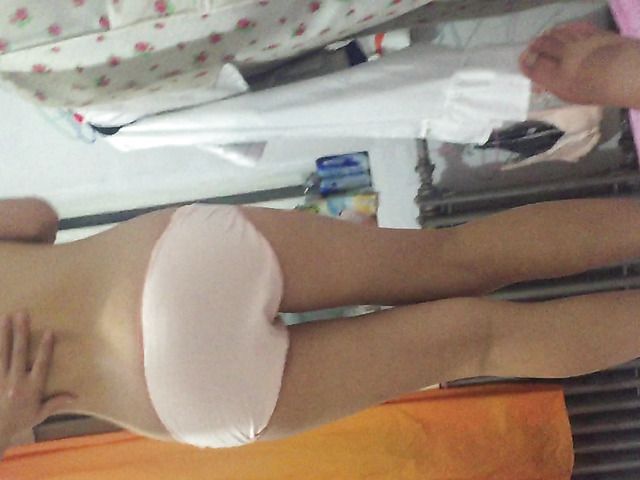 Pregnant Chinese amateur pulls off her panties