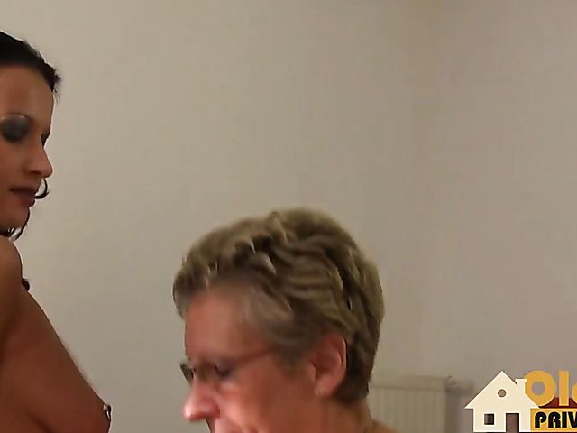 Fat and skinny older women have a threesome