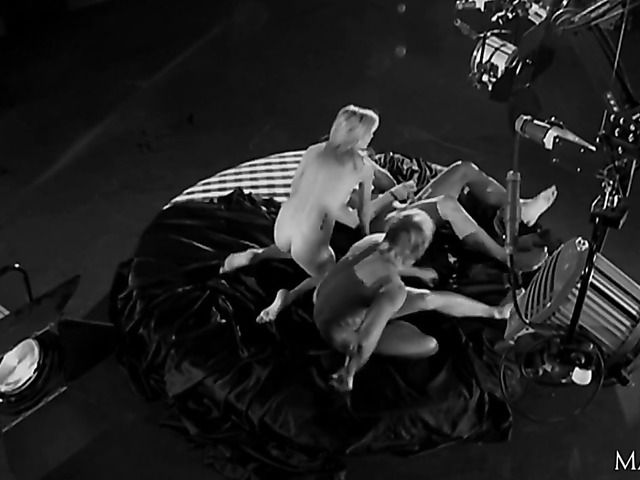 Double penetration and double cumshot for Tarra White