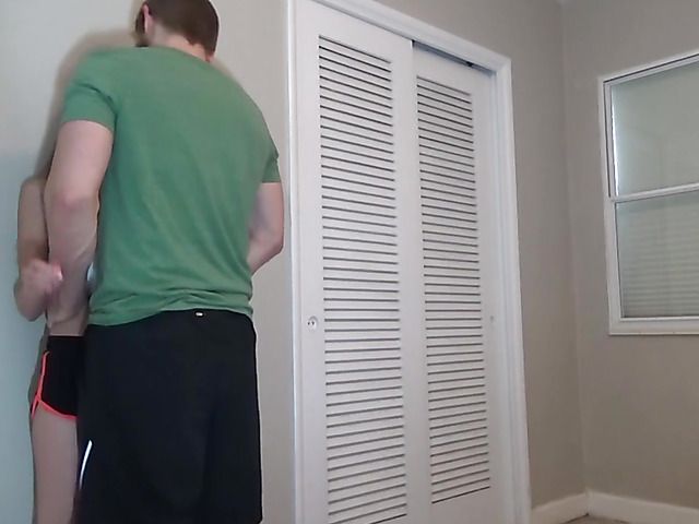 Skinny amateur cutie seduces a dude