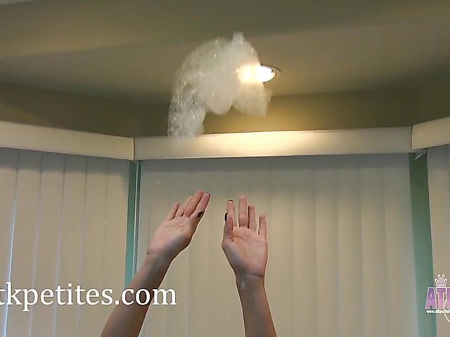 Tia Cyrus bathroom solo and pussy closeup