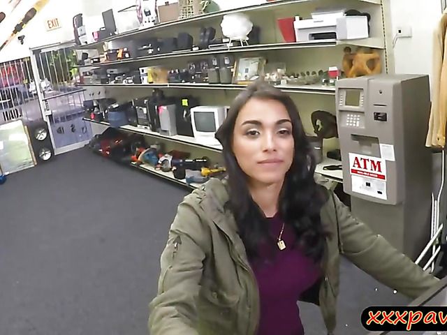 Sexy amateur babe screwed by pawn guy