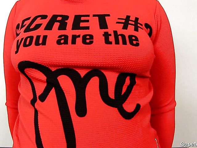 Big ass mom shows the inner area of her vagina