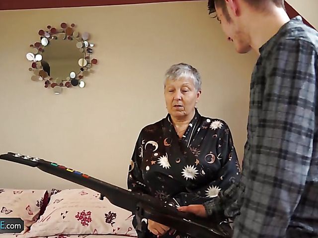 Short hair granny Savana rides a young meat