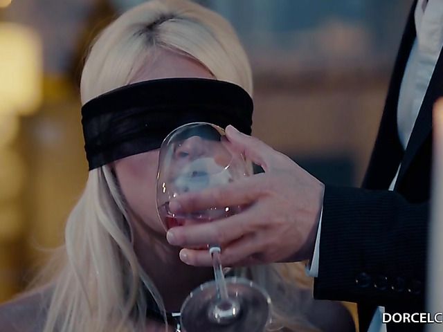 Blindfolded threesome with two anal loving blondes