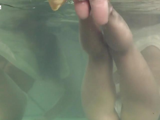 Eurobabe Nancy A rides a dildo under water