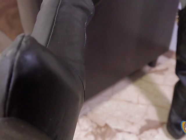 Brooke Summers gets nude and gives a cock massage