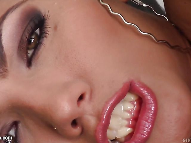 Close up pussy dildoing and fingering