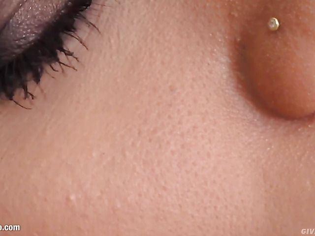 Close up pussy dildoing and fingering