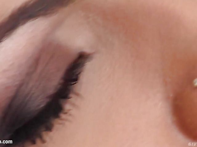 Close up pussy dildoing and fingering