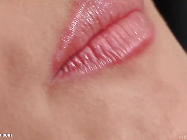 Close up pussy dildoing and fingering