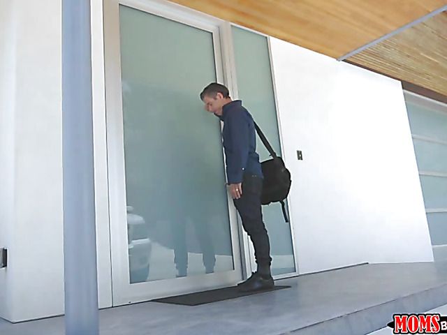 MILF Eva Long and teen Leah Gotti share cock