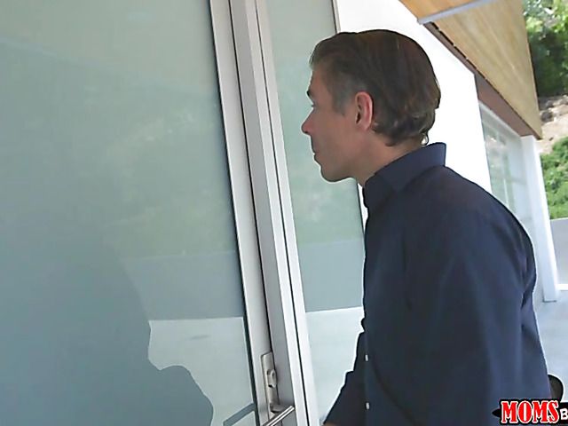 MILF Eva Long and teen Leah Gotti share cock