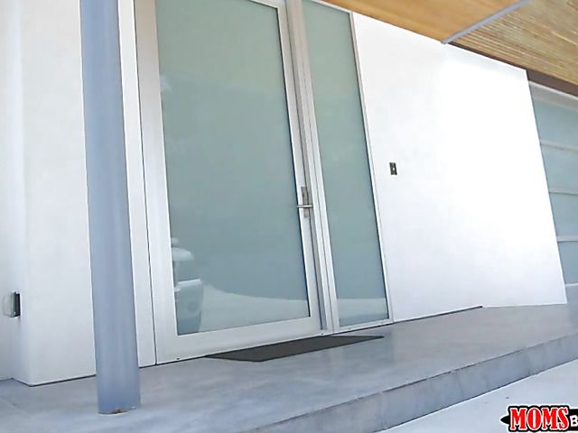 MILF Eva Long and teen Leah Gotti share cock