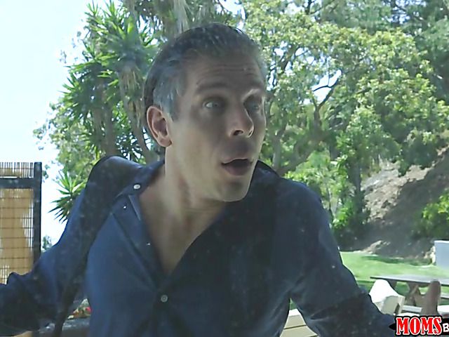 MILF Eva Long and teen Leah Gotti share cock