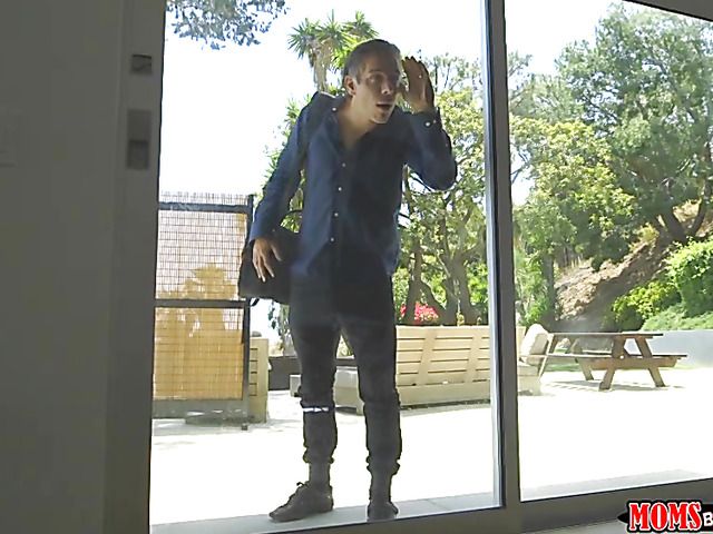 MILF Eva Long and teen Leah Gotti share cock