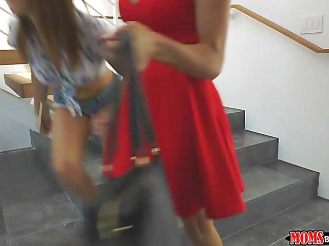 MILF Eva Long and teen Leah Gotti share cock