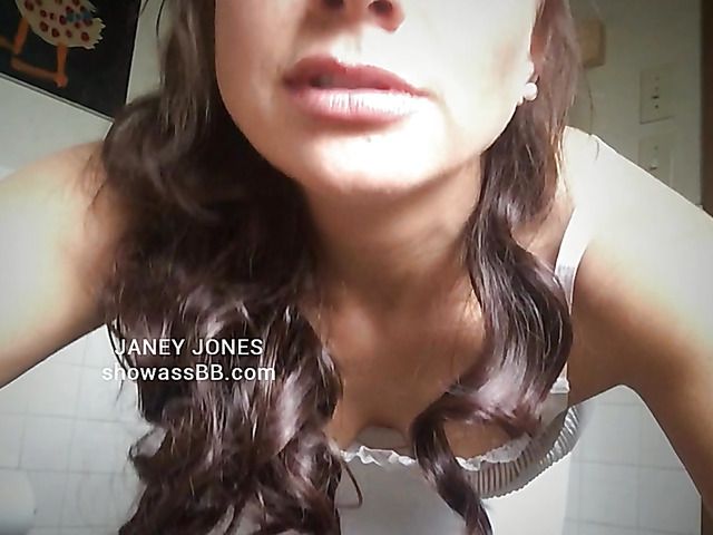 Webcam mom Janey Jones displays her nice ass