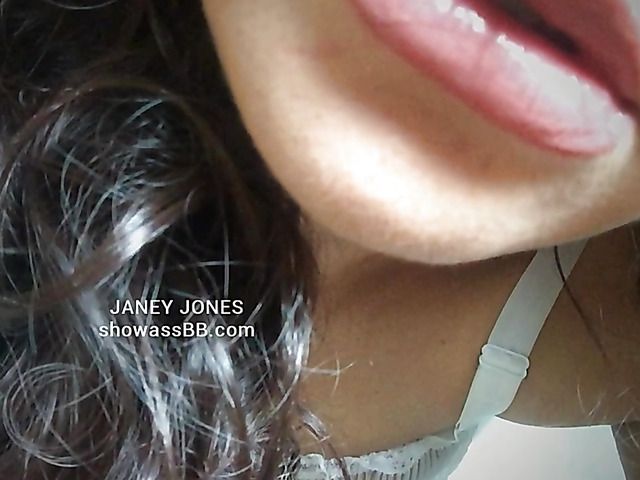 Webcam mom Janey Jones displays her nice ass