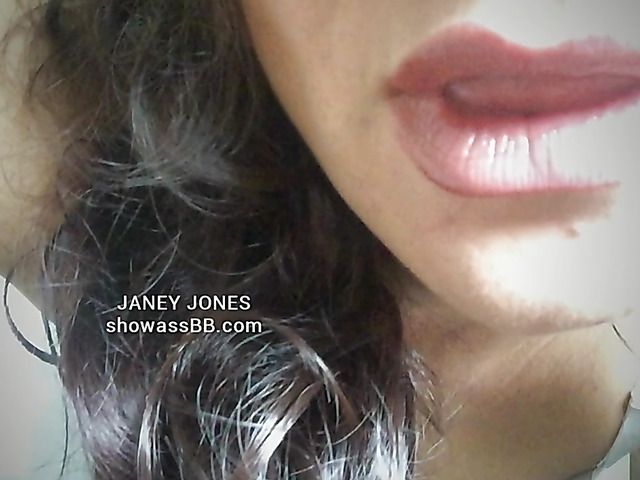 Webcam mom Janey Jones displays her nice ass