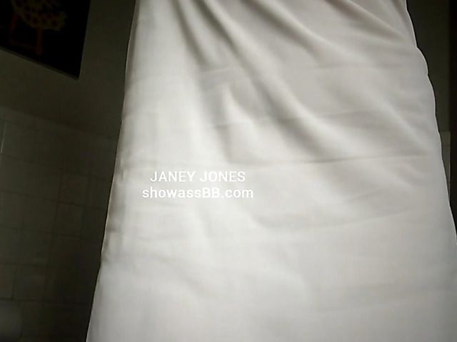 Webcam mom Janey Jones displays her nice ass