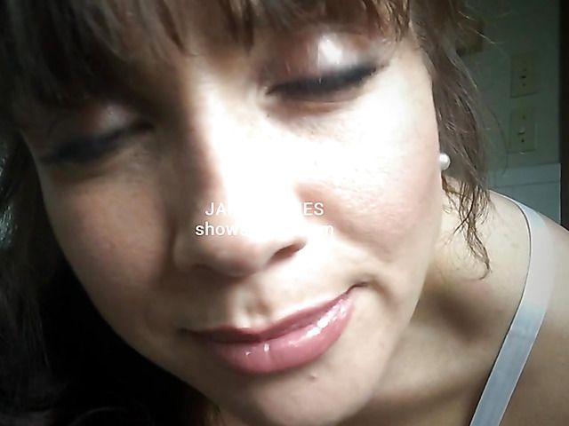 Webcam mom Janey Jones displays her nice ass