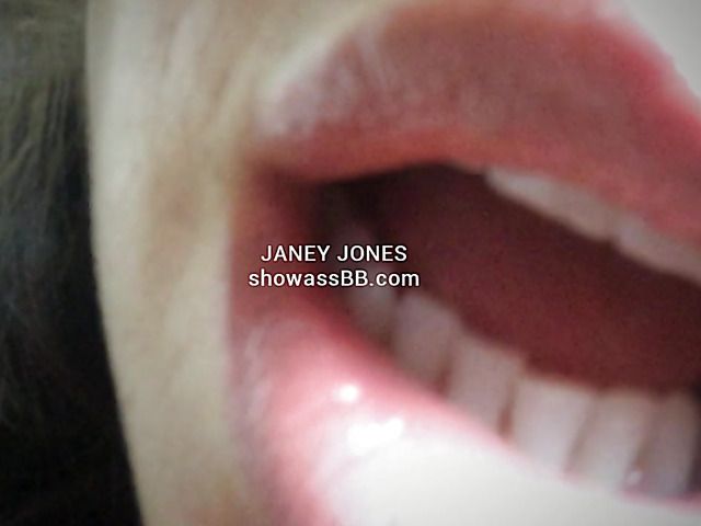 Webcam mom Janey Jones displays her nice ass