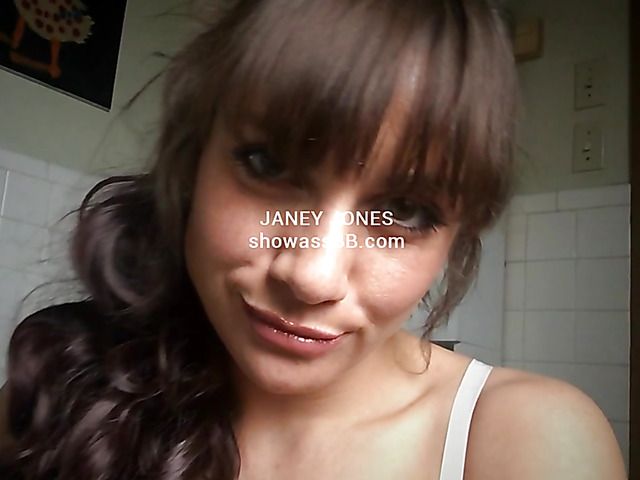 Webcam mom Janey Jones displays her nice ass