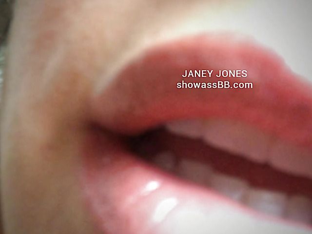Webcam mom Janey Jones displays her nice ass