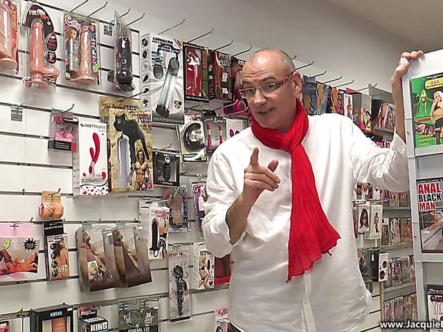 Amateur anal sex with skinny mom Louise