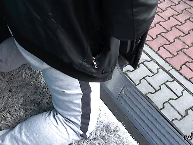 Pick up fuck in a van with four-eyed Samanta