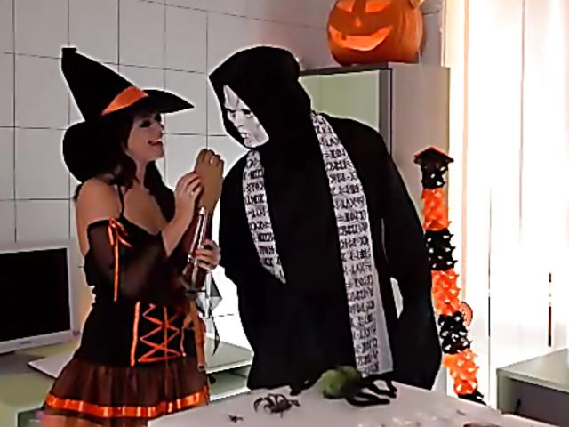 Halloween threesome blowjob with Ava Dalush