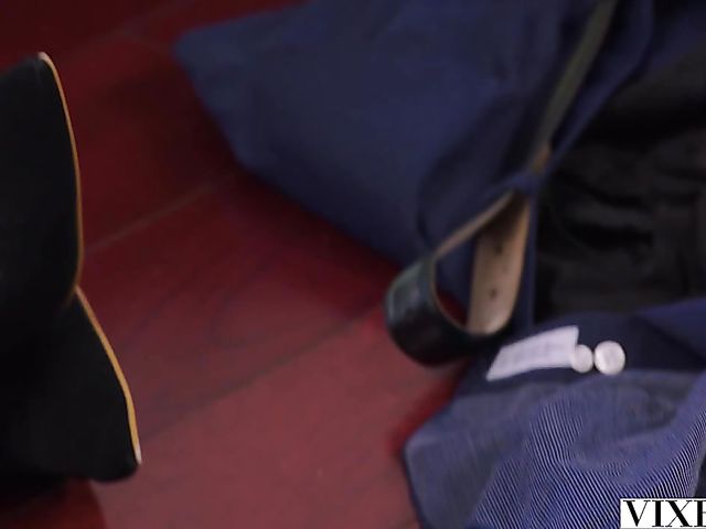 Curvy Italian pornstar Valentina Nappi wants to suck and fuck