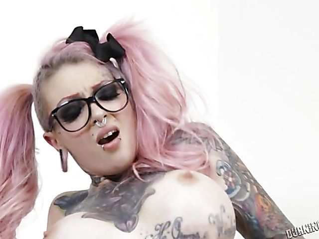 Alt girl Sydnee Vicious gets her shaved cunt stuffed