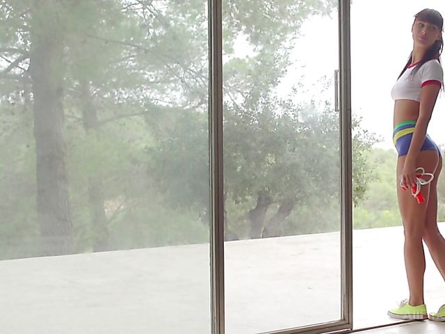 Fitness girl Yarina A jumping rope and posing naked