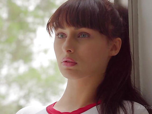 Fitness girl Yarina A jumping rope and posing naked