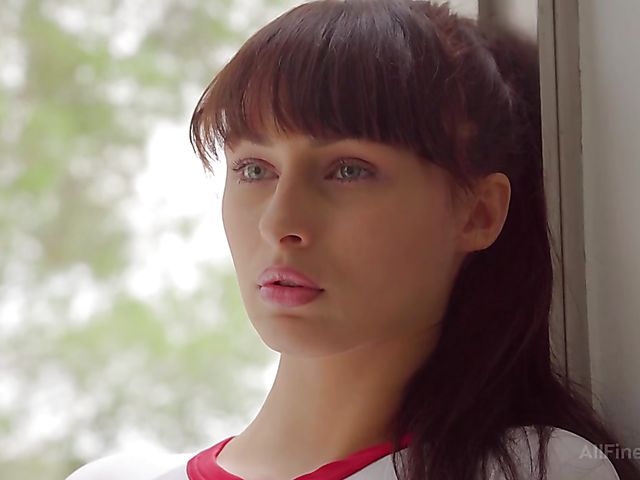 Fitness girl Yarina A jumping rope and posing naked