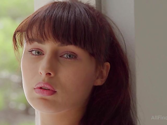 Fitness girl Yarina A jumping rope and posing naked