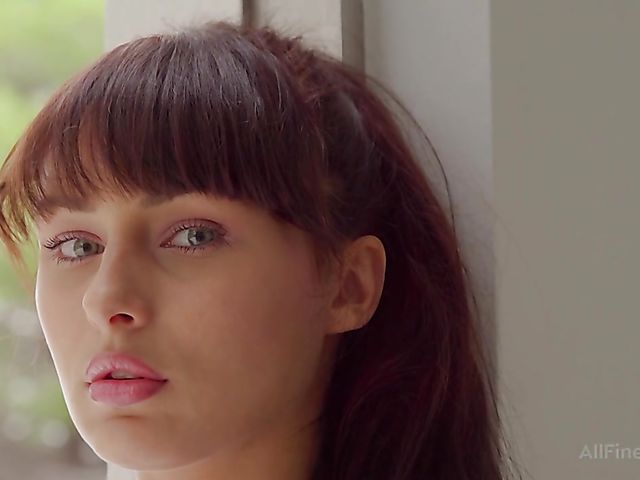 Fitness girl Yarina A jumping rope and posing naked