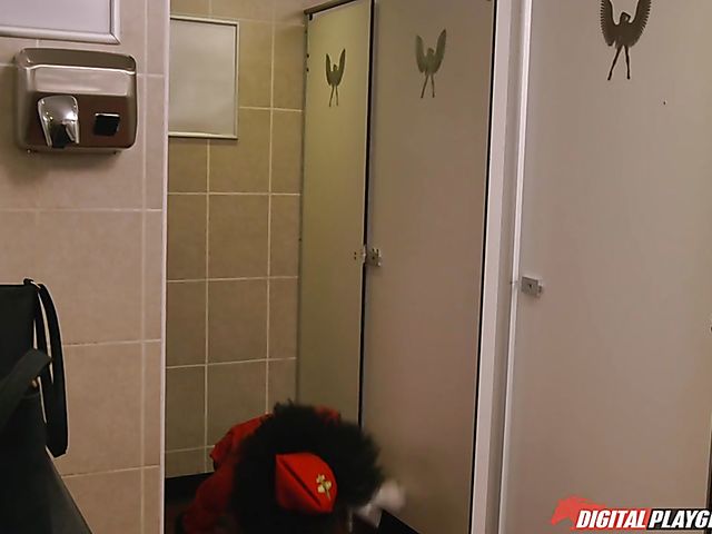 Interracial sex with ebony stewardess Luna Corazon