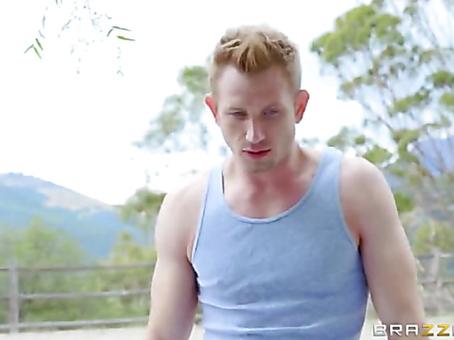 Outdoor threesome with well stacked Kagney Linn Karter