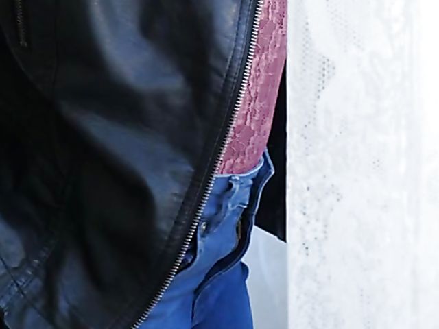 Bubble butt teen Holly Hendrix prefers anal