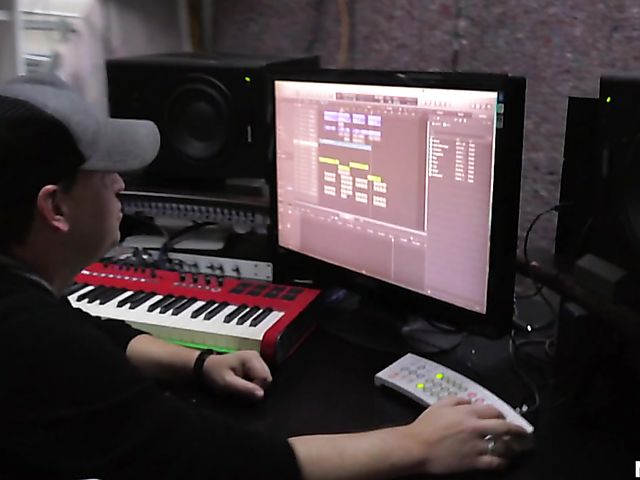 Bubble butt latina takes it in her pussy