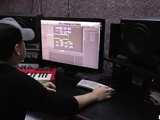 Bubble butt latina takes it in her pussy